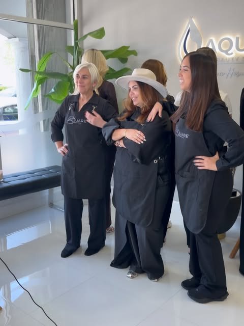 Clientas dentro de Aqua Beauty Salón