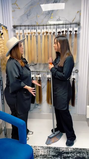 Selección de extensiones de cabello en el salón